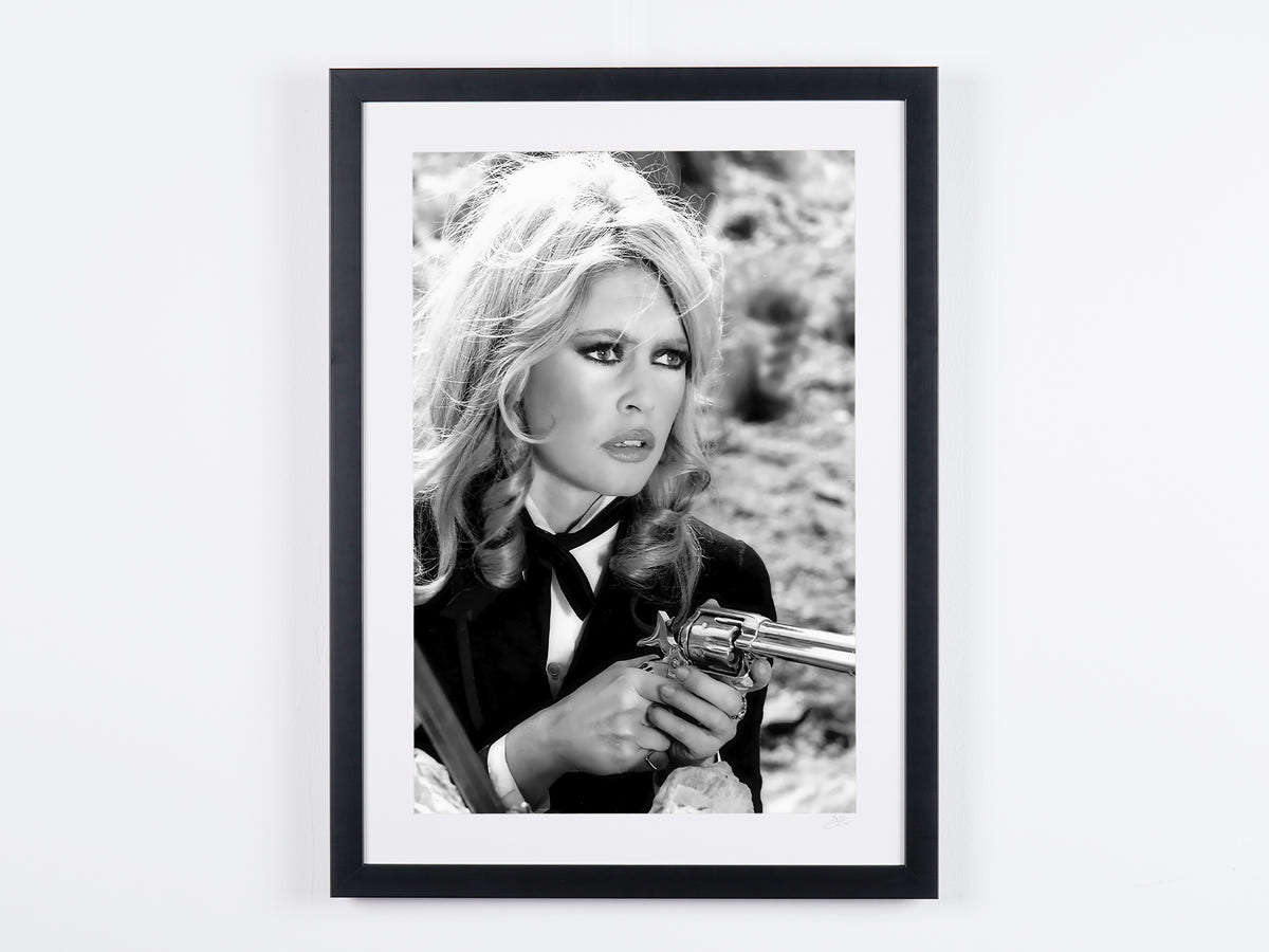Photographie d’art de Brigitte Bardot dans Shalako, encadrée à la main — édition limitée de 30 exemplaires numérotés.