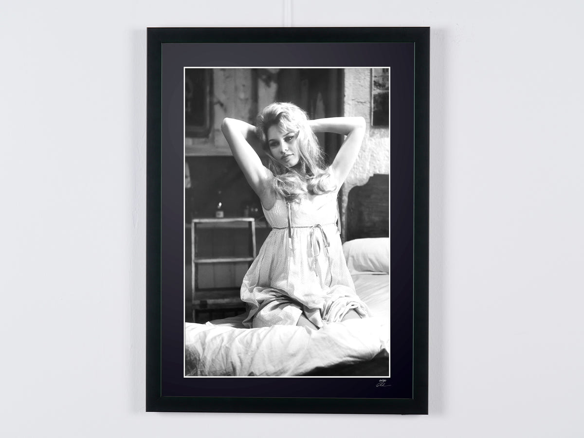 Photographie d’art de Brigitte Bardot dans Brigitte Bardot (Saint-Tropez, 1968) — le réveil, les bras dans les cheveux, encadrée à la main — édition limitée de 30 exemplaires numérotés.