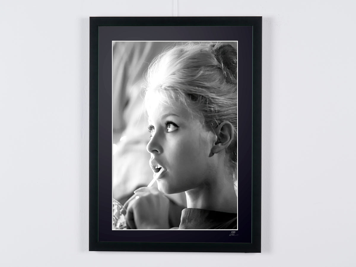 Photographie d’art de Brigitte Bardot dans Brigitte Bardot (Saint-Tropez, 1968) — le profil à contre-jour, encadrée à la main — édition limitée de 30 exemplaires numérotés.