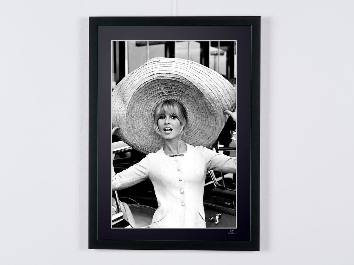 Photographie d’art de Brigitte Bardot dans Viva Maria, encadrée à la main — édition limitée de 30 exemplaires numérotés.