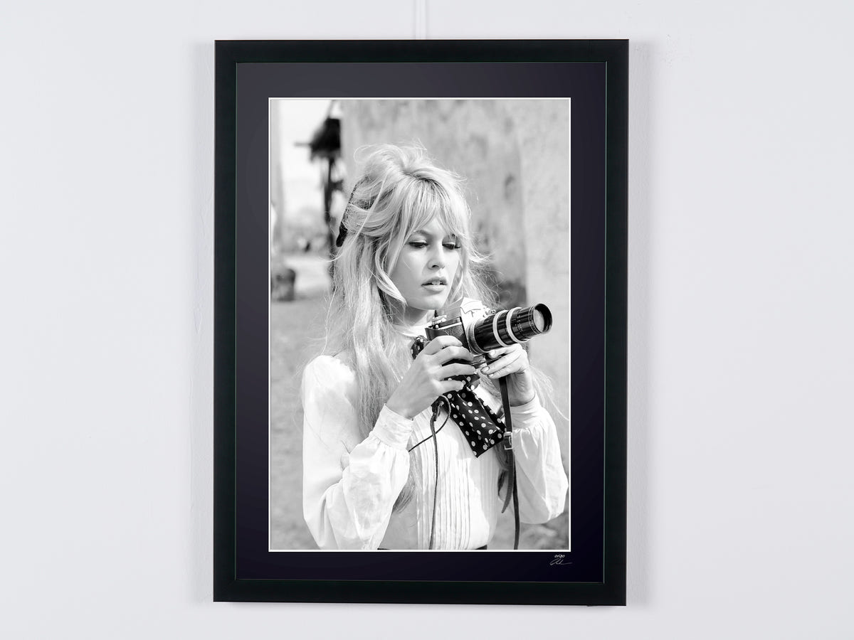 Kunstfoto van Brigitte Bardot in Viva Maria, met de hand ingelijst — gelimiteerde oplage van 30 genummerde exemplaren.