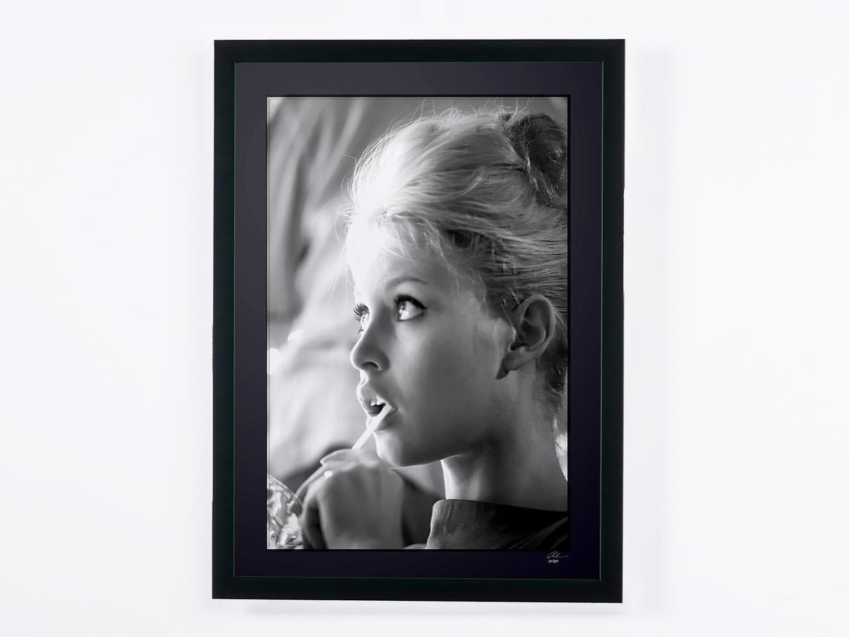 Photographie d’art de Brigitte Bardot dans Voulez-vous danser avec moi ?, encadrée à la main — édition limitée de 30 exemplaires numérotés.