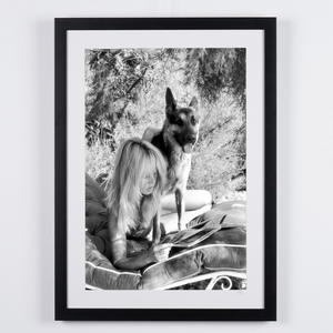  Brigitte Bardot y su pastor alemán, 1965 - Marco de foto - Starck Gallery