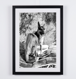  Brigitte Bardot y su pastor alemán, 1965 - Marco de foto - Starck Gallery