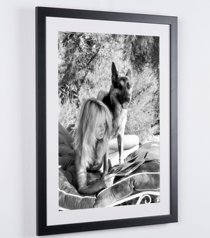  Brigitte Bardot y su pastor alemán, 1965 - Marco de foto - Starck Gallery