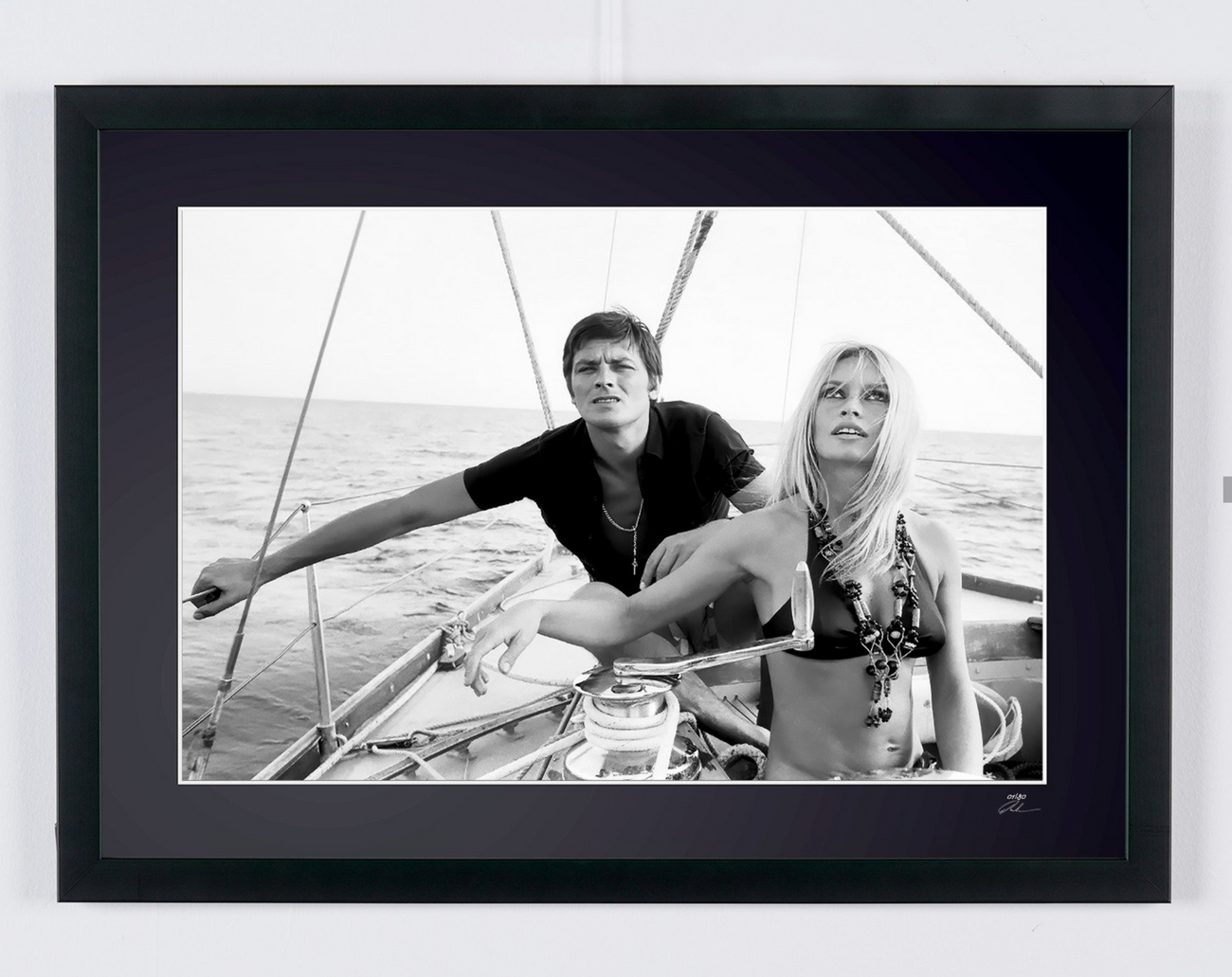 Fotografía de arte de Brigitte Bardot en Brigitte Bardot & Alain Delon - Saint-Tropez (1968), en la cubierta del velero, enmarcada a mano — edición limitada de 30 ejemplares numerados.