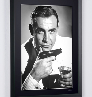 James Bond 007: Dr. No (1962) - Sean Connery as James Bond 007 & Walter PP - Wooden Framed 70X50 cm -2 - Original Certificate (COA), Hologram Logo Editor and QR Code