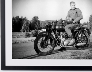 The Great Escape (1983) – Steve McQueen on set, in a Triumph TR6