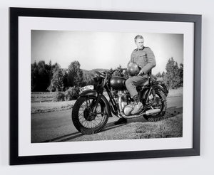 The Great Escape (1983) – Steve McQueen on set, in a Triumph TR6