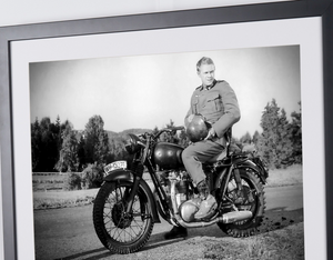 The Great Escape (1983) – Steve McQueen on set, in a Triumph TR6