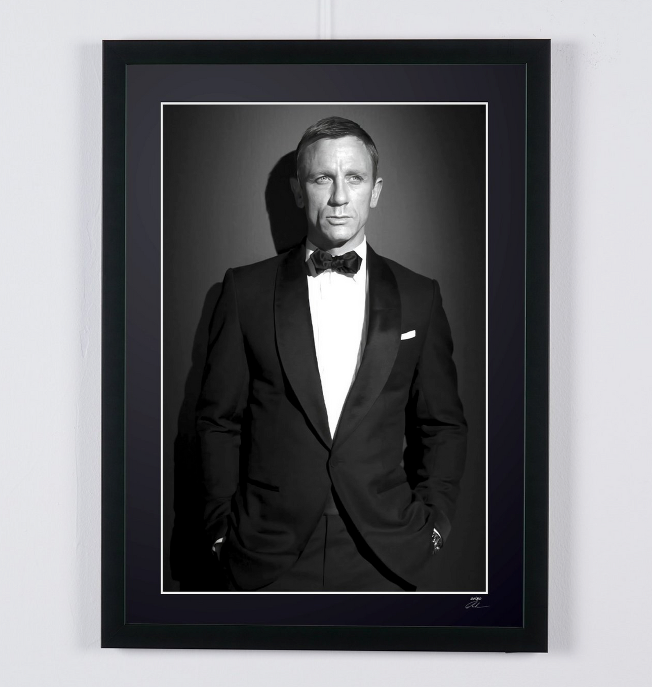 Photographie d’art de Daniel Craig dans Daniel Craig as James Bond 007, encadrée à la main — édition limitée de 30 exemplaires numérotés.