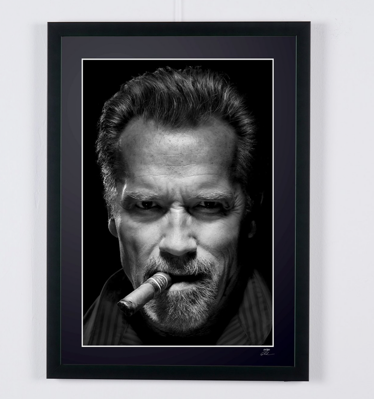 Kunstfoto van Arnold Schwarzenegger in Arnold Schwarzenegger (with cigar), met de hand ingelijst — gelimiteerde oplage van 30 genummerde exemplaren.