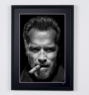 Arnold Schwarzenegger (met sigaar)