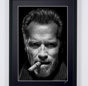 Arnold Schwarzenegger (met sigaar)