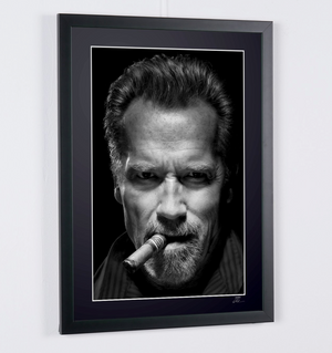 Arnold Schwarzenegger (met sigaar)