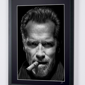 Arnold Schwarzenegger (met sigaar)