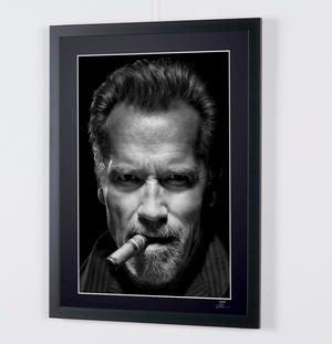 Arnold Schwarzenegger (met sigaar)