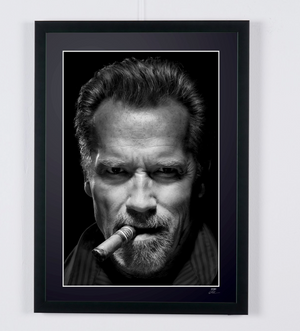 Arnold Schwarzenegger (met sigaar)