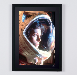 ALIEN 1979 - Sigourney Weaver como Ellen Ripley - Marco de madera, 70 x 50 cm - Certificado original (COA), logotipo holográfico del editor y código QR