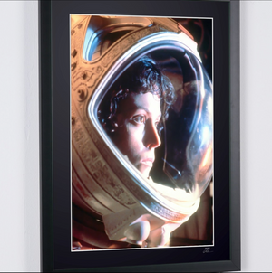 ALIEN 1979 - Sigourney Weaver como Ellen Ripley - Marco de madera, 70 x 50 cm - Certificado original (COA), logotipo holográfico del editor y código QR
