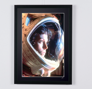 ALIEN 1979 - Sigourney Weaver como Ellen Ripley - Marco de madera, 70 x 50 cm - Certificado original (COA), logotipo holográfico del editor y código QR