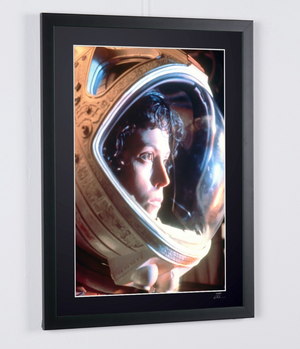 ALIEN 1979 - Sigourney Weaver como Ellen Ripley - Marco de madera, 70 x 50 cm - Certificado original (COA), logotipo holográfico del editor y código QR