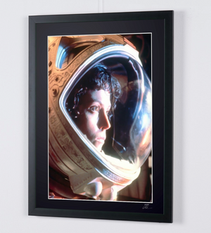 ALIEN 1979 - Sigourney Weaver como Ellen Ripley - Marco de madera, 70 x 50 cm - Certificado original (COA), logotipo holográfico del editor y código QR