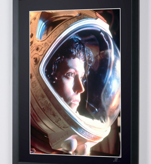 ALIEN 1979 - Sigourney Weaver como Ellen Ripley - Marco de madera, 70 x 50 cm - Certificado original (COA), logotipo holográfico del editor y código QR