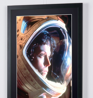 ALIEN 1979 - Sigourney Weaver como Ellen Ripley - Marco de madera, 70 x 50 cm - Certificado original (COA), logotipo holográfico del editor y código QR