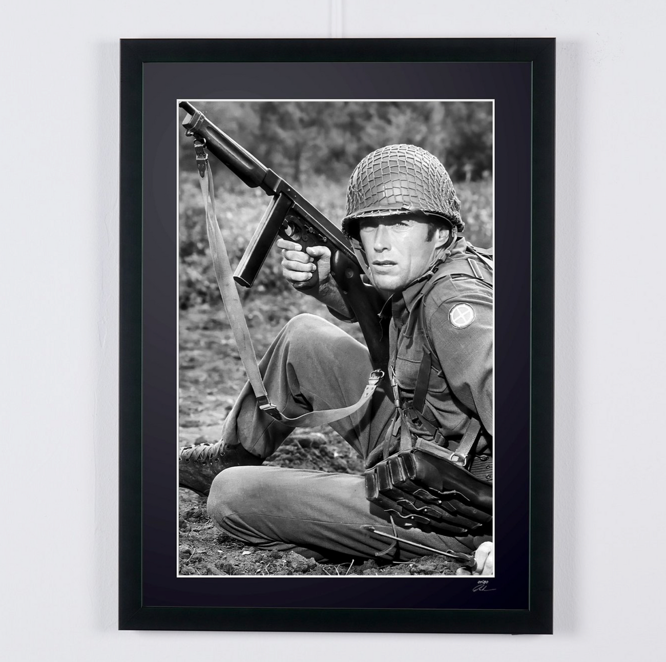 Fotografía de arte de Clint Eastwood en Kelly's Heroes, enmarcada a mano — edición limitada de 30 ejemplares numerados.