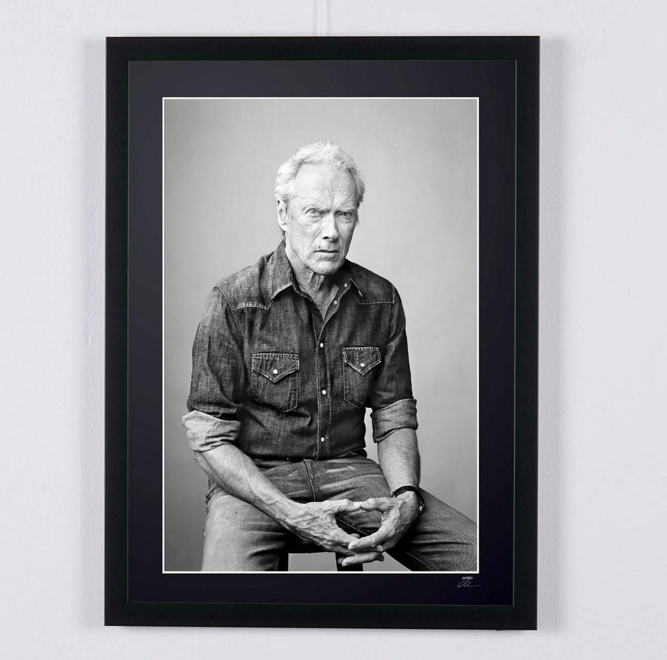 Kunstfoto van Clint Eastwood in Clint Eastwood - Portrait of a Legend, in zwart-wit, met de hand ingelijst — gelimiteerde oplage van 30 genummerde exemplaren.