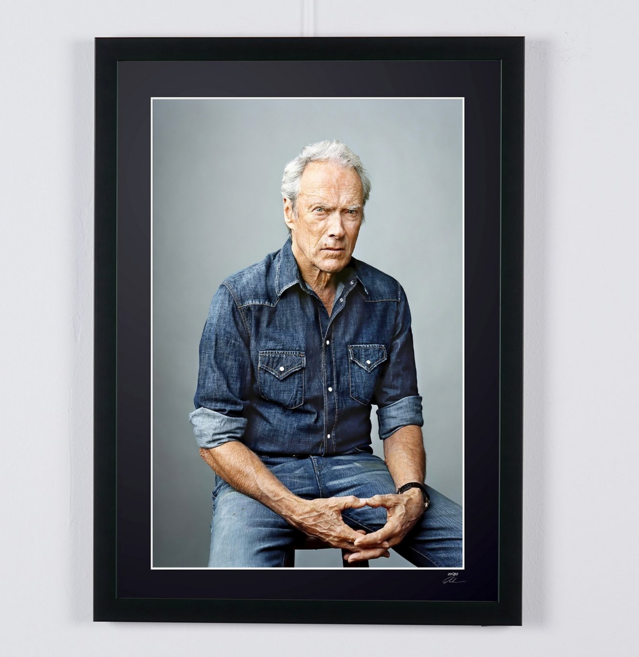 Photographie d’art de Clint Eastwood dans Clint Eastwood - Portrait of a Legend, en couleur (chemise denim), encadrée à la main — édition limitée de 30 exemplaires numérotés.
