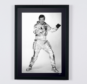 James Bond 007: Moonraker – Roger Moore als James Bond 007, foto in de studio – Starck Edition