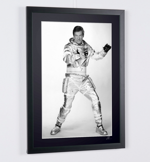 James Bond 007: Moonraker – Roger Moore als James Bond 007, foto in de studio – Starck Edition