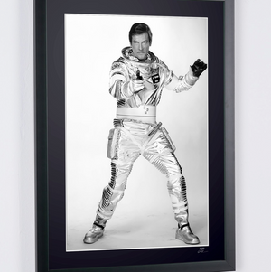 James Bond 007: Moonraker – Roger Moore als James Bond 007, foto in de studio – Starck Edition