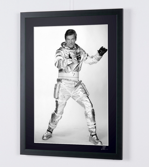 James Bond 007: Moonraker – Roger Moore als James Bond 007, foto in de studio – Starck Edition