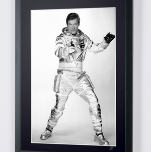 James Bond 007: Moonraker – Roger Moore als James Bond 007, foto in de studio – Starck Edition