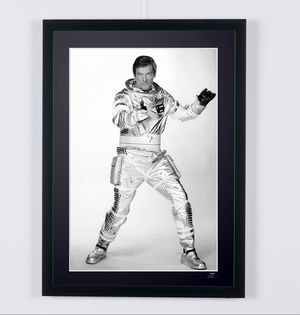 James Bond 007: Moonraker – Roger Moore als James Bond 007, foto in de studio – Starck Edition