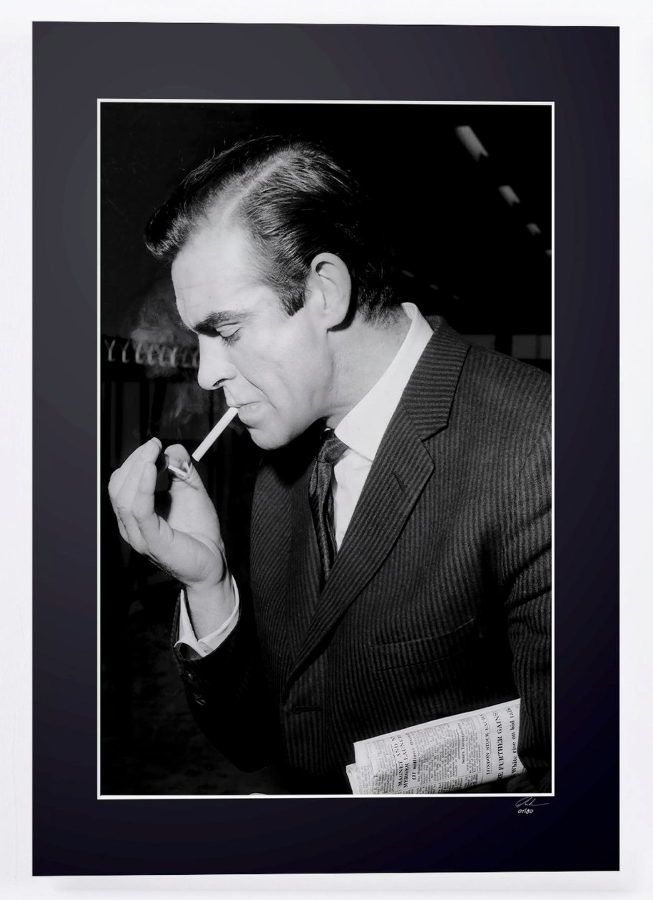 Fotografía de arte de Sean Connery en Sir Sean Connery, enmarcada a mano — edición limitada de 30 ejemplares numerados.