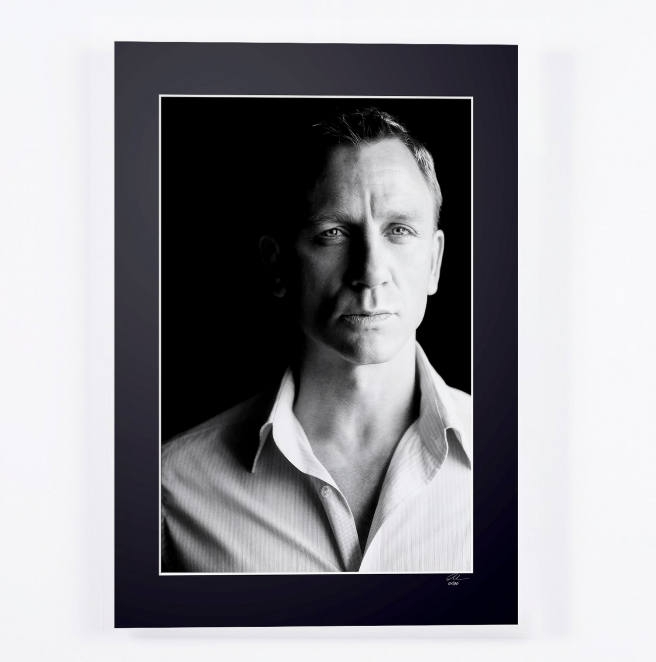 Kunstfoto van Daniel Craig in Daniel Craig - Portrait, met de hand ingelijst — gelimiteerde oplage van 30 genummerde exemplaren.