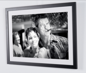  James Bond 007: Die Another Day - Pierce Brosnan & Halle Berry on set - PASPARTU BLANCO 