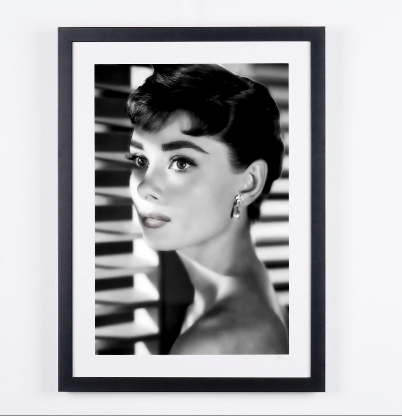 Photographie d'art de Audrey Hepburn dans Sabrina — encadrée à la main, édition limitée de 30 exemplaires numérotés.
