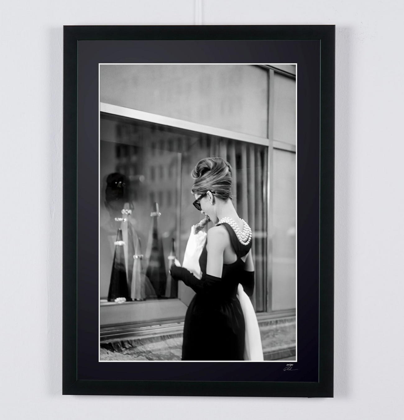 Photographie d'art de Audrey Hepburn dans Breakfast at Tiffany's — encadrée à la main, édition limitée de 30 exemplaires numérotés.