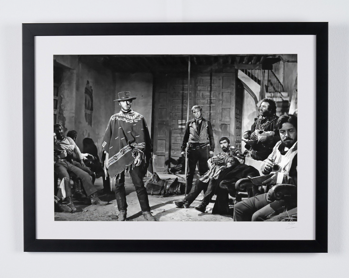 Photographie d’art de Clint Eastwood dans Et pour quelques dollars de plus, encadrée à la main — édition limitée de 30 exemplaires numérotés.