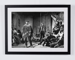 La muerte tenía un precio (1965) - Clint Eastwood (el Manco) en la cantina — fotografía de cine enmarcada, impresión Fine Art
