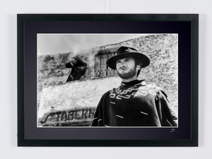 For a Few Dollars More (1965) - Clint Eastwood (Monco) devant la taverne — photographie de cinéma encadrée, tirage Fine Art