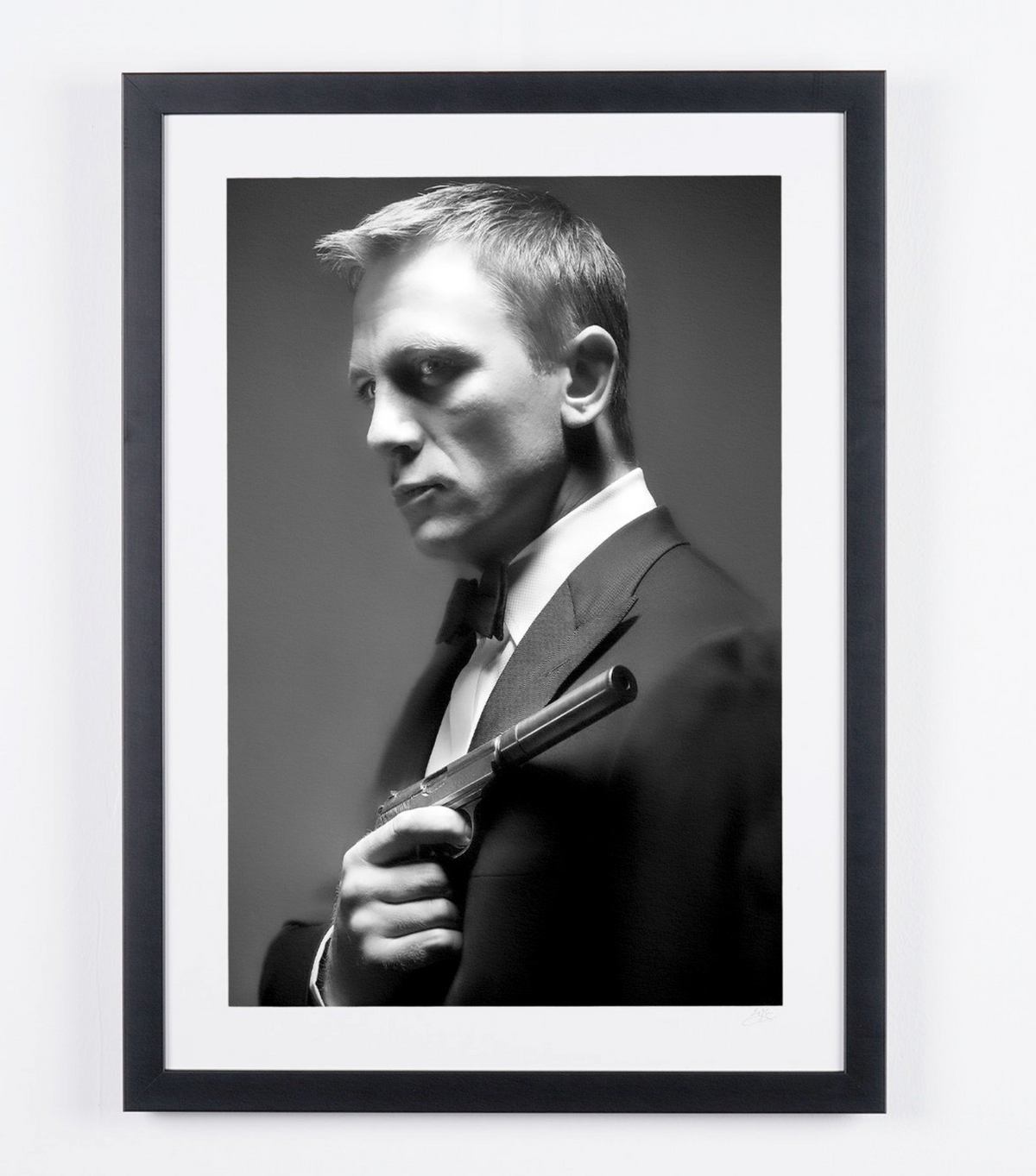 Fotografía de arte de Daniel Craig en Casino Royale, enmarcada a mano — edición limitada de 30 ejemplares numerados.