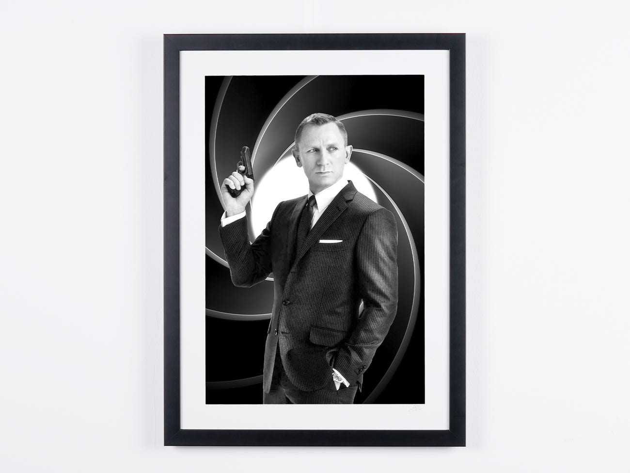 Photographie d’art de Daniel Craig dans Daniel Craig devant le motif du gun barrel, encadrée à la main — édition limitée de 30 exemplaires numérotés.