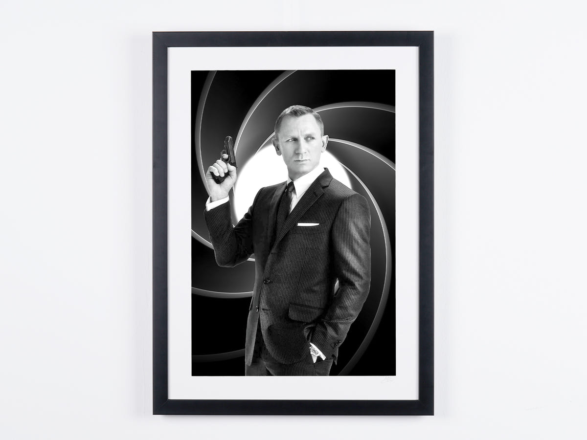 Fotografía de arte de Daniel Craig en Daniel Craig como James Bond — ante el gun barrel, enmarcada a mano — edición limitada de 30 ejemplares numerados.