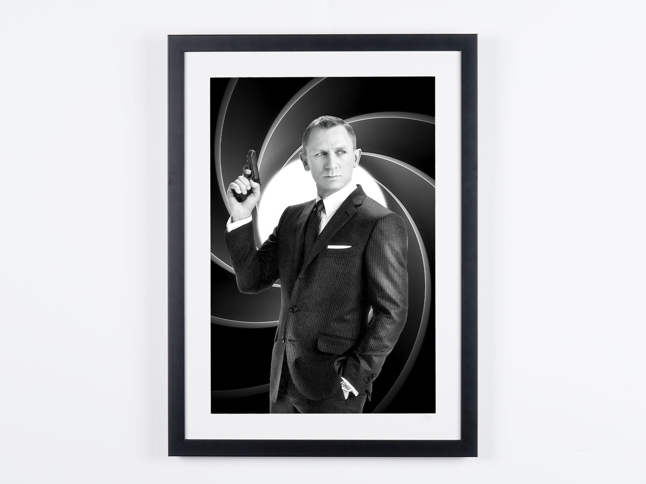 Photographie d’art de Daniel Craig dans James Bond 007 - Daniel Craig, dans le canon du 007 (noir et blanc), encadrée à la main — édition limitée de 30 exemplaires numérotés.